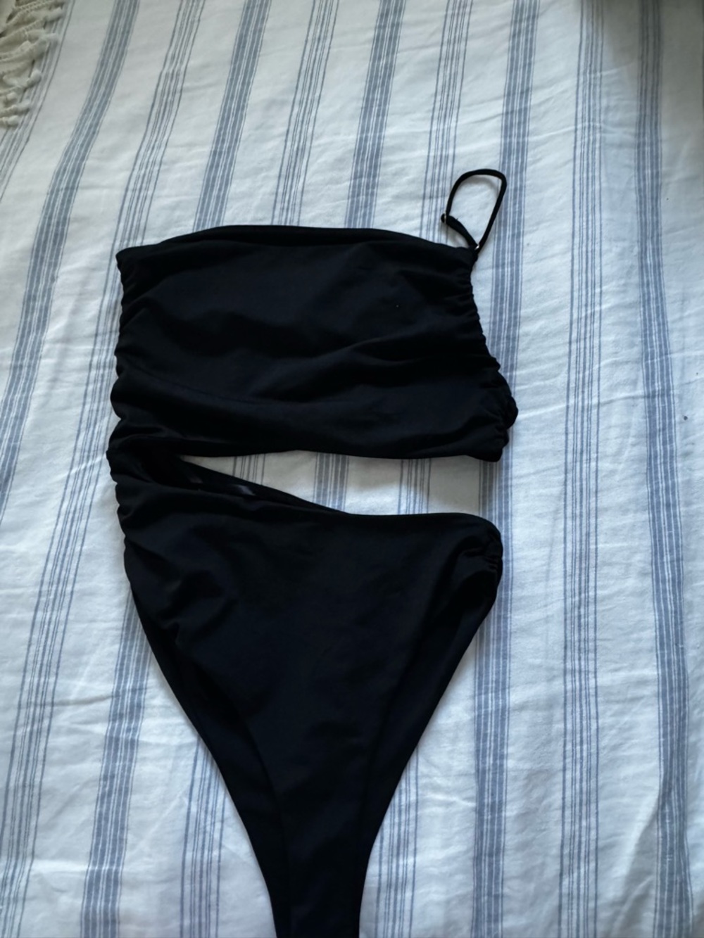 superdown Black One-Shoulder Cutout Piece
